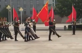 How are China's PLA honor guards trained