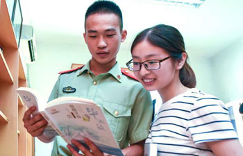Volunteers send books to soldiers in E China ahead Army Day