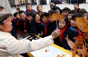Students learn more about traditional folk arts in China's Anhui