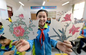 Students learn to make leaf vein picture in N China's Hebei