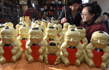Follow folk artists to make clay sculptures in N China
