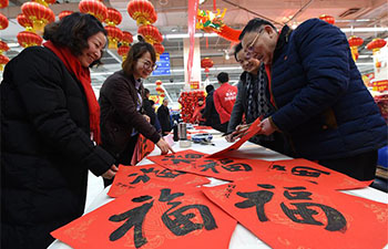 Calligraphers write free-of-charge calligraphies in Nanjing