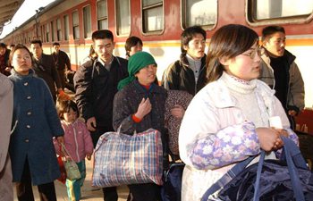 Snapshots of Chinese returning home during Spring Festival travel rush