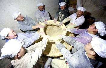 Locals make "sitang" in E China before Spring Festival