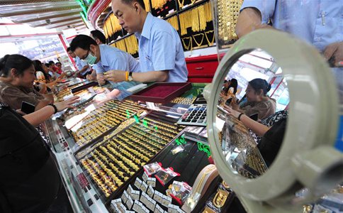 Customers buy gold ornament in Thailand to celebrate Spring Festival