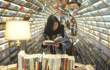 People read books to spend Spring Festival holiday