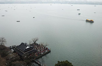 Tourists visit West Lake on last day of Spring Festival