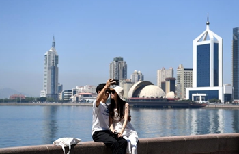 Couples pose for photos in host city of 18th SCO Qingdao Summit