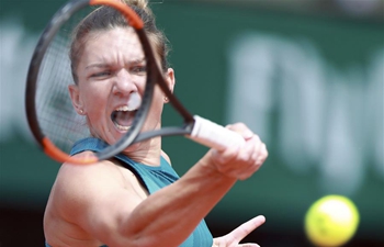 Simona Halep competes with Sloane Stephens at French Open