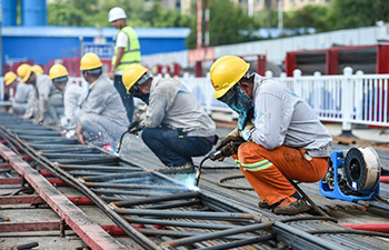 City-builders stick to posts amid heat wave in Nanjing, China's Jiangsu