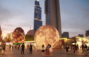 Enjoy "moon" on streets of Chinese cities
