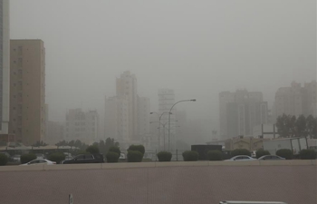 Heavy sand storm engulfs Kuwait