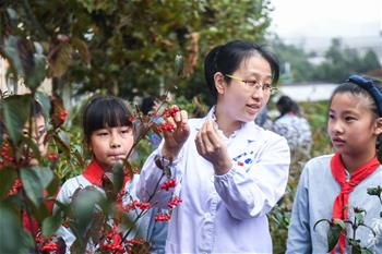 Primary students learn traditional Chinese medicine in Zhejiang, China