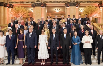 Xi Jinping, Peng Liyuan pose for group photos with foreign leaders and their spouses in Buenos Aires