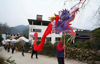 People busy making traditional dragon lanterns in Guangxi