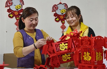Suppliers busy making Spring Festival felt decorations in Nangong, N China