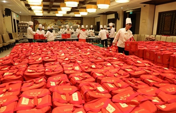 Restaurants with time-honored brands in Suzhou provide semi-finished meals packed for customers