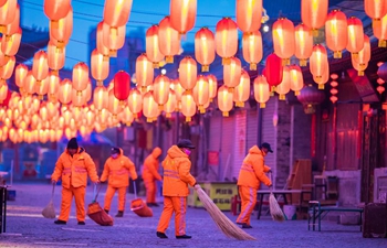 People from various industries stick to their posts on eve of Spring Festival