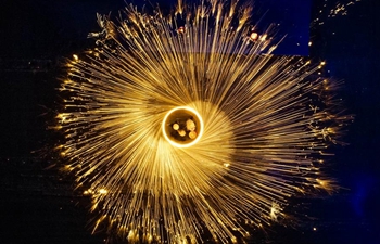Folk artists spray molten iron to celebrate Spring Festival
