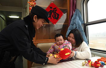 In pics: Kids taken care of during Spring Festival travel rush