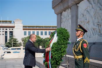 Bulgarian president lays wreath at Monument to the People's Heroes in Beijing