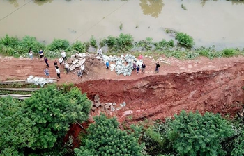 People reinforce dike to fight against flood in Hunan