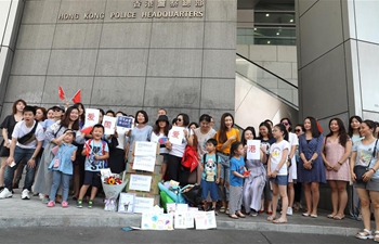 Hong Kong residents gather to support police