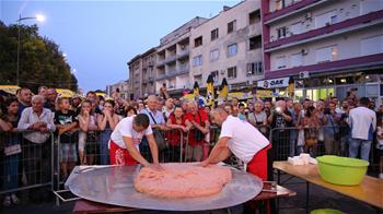 Grill masters make world's biggest "pljeskavica" burger in Serbia