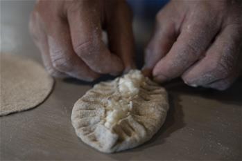 Finnish baker makes Karelian pie in Lemi