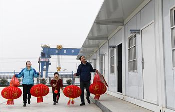 Pic story: railway engineer unites with family at workplace in Anhui for Spring Festival
