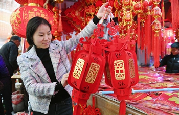 People go shopping for Spring Festival in Yunnan