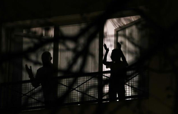 Residents applaud to pay tribute to medical staff in Paris