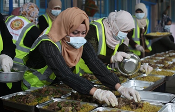 Palestinian women prepare food for poor locals during lockdown