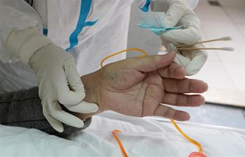 Medical workers treat patients based on TCM theory in Wuhan