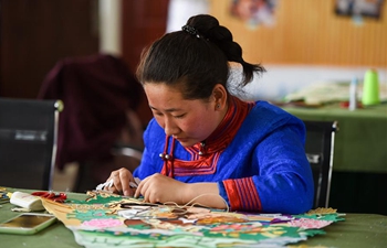 Workmanship of horse hair-embroidered Thangka helps people increase income