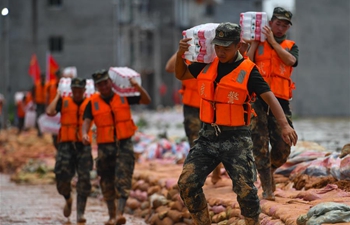 Armed police troops join flood control operations in Jiangxi