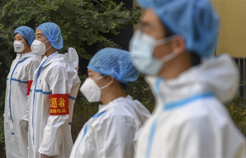 Volunteers participate in epidemic prevention, control efforts in Urumqi