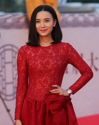 小宋佳亮相闭幕式红毯