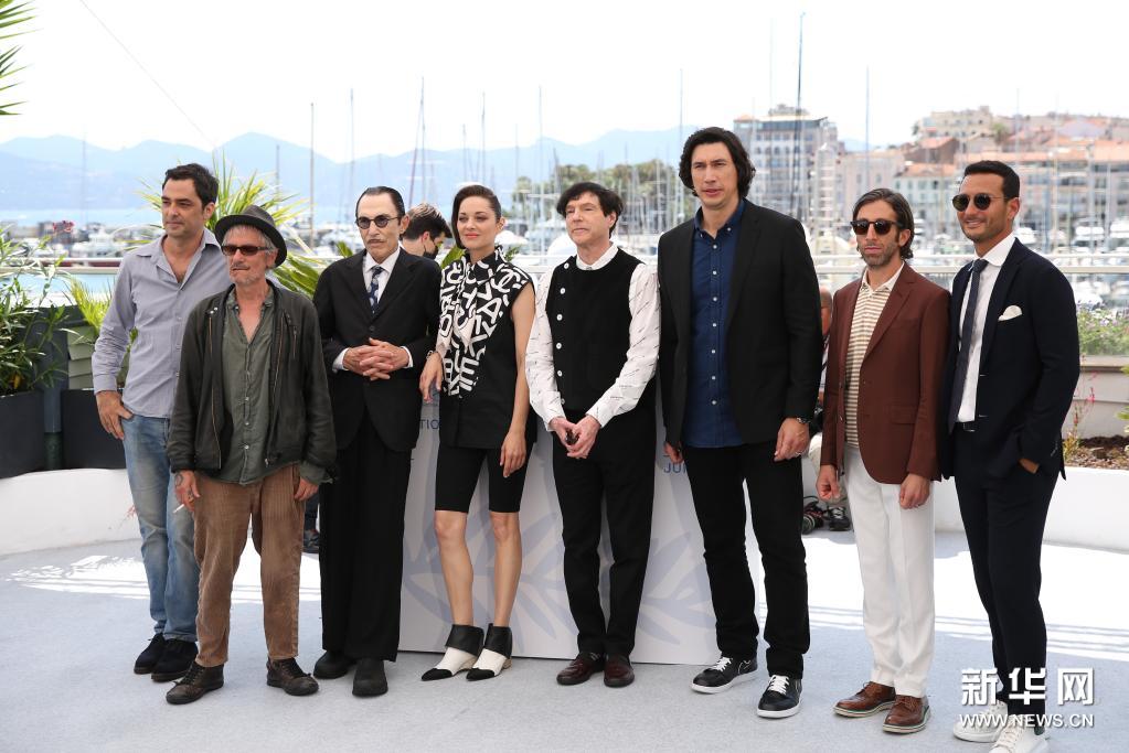 7月6日，法国影片《安妮特》主创人员在法国戛纳出席电影节拍照式。