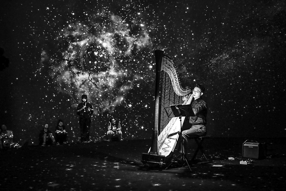 美术馆里开启“星河宇宙之旅”