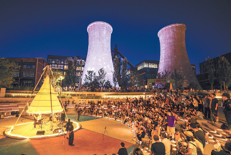 夜晚的首钢园连马路也很热闹