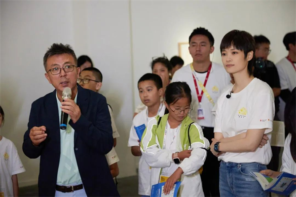 李宇春参加公益活动 和小朋友们合唱《和你一样》