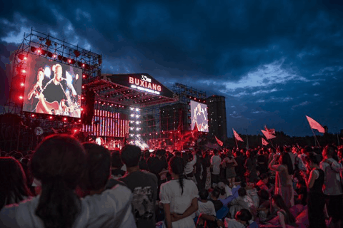 3.7万场次演出、206亿电影票房、18亿人次出游……新华网三评暑期三大“热”