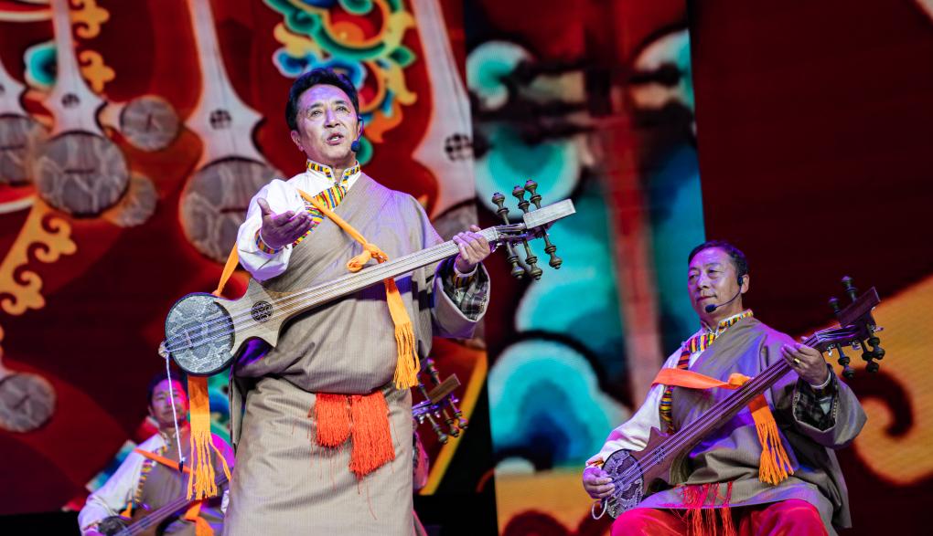 西藏拉萨：载歌载舞欢度重阳