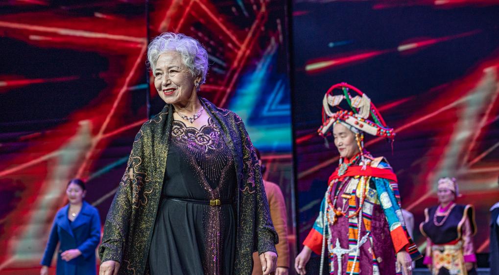 西藏拉萨：载歌载舞欢度重阳