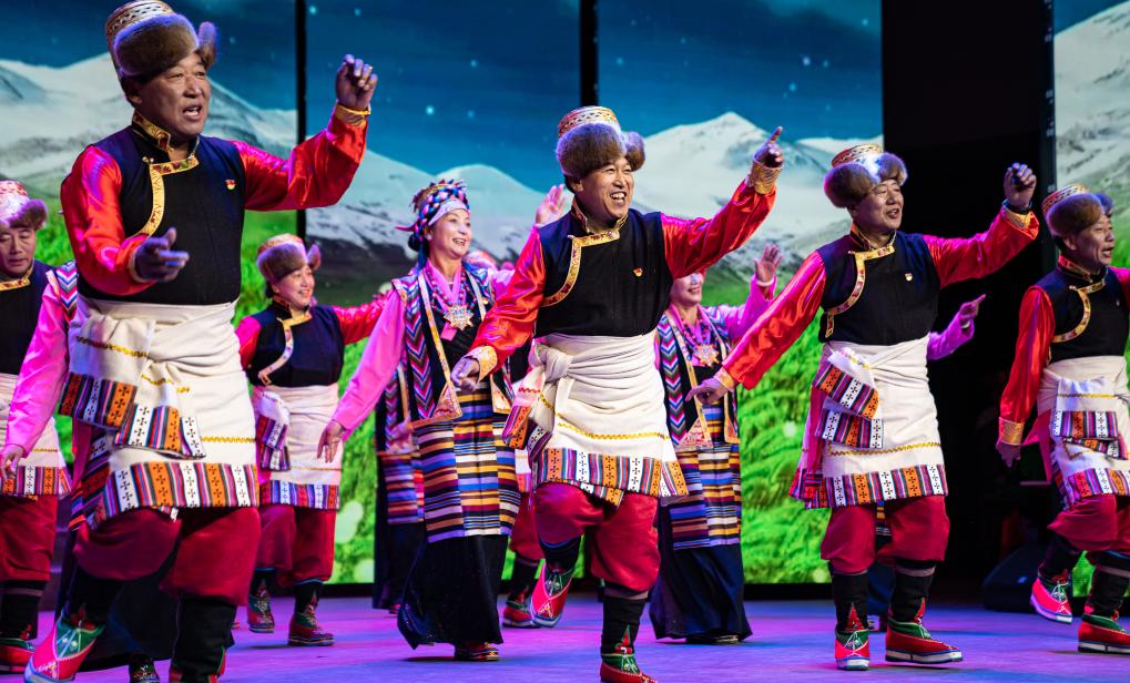 西藏拉萨：载歌载舞欢度重阳