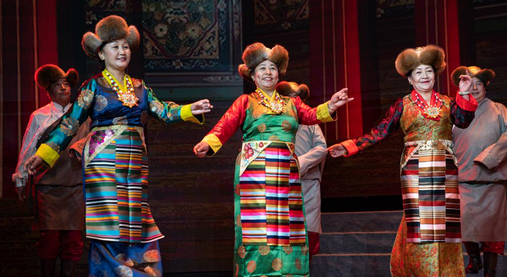 西藏拉萨：载歌载舞欢度重阳