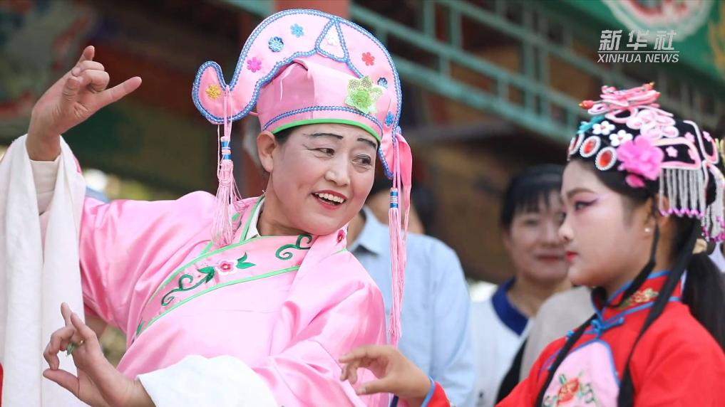 山东临沂：非遗戏曲进社区 一村一年一场戏