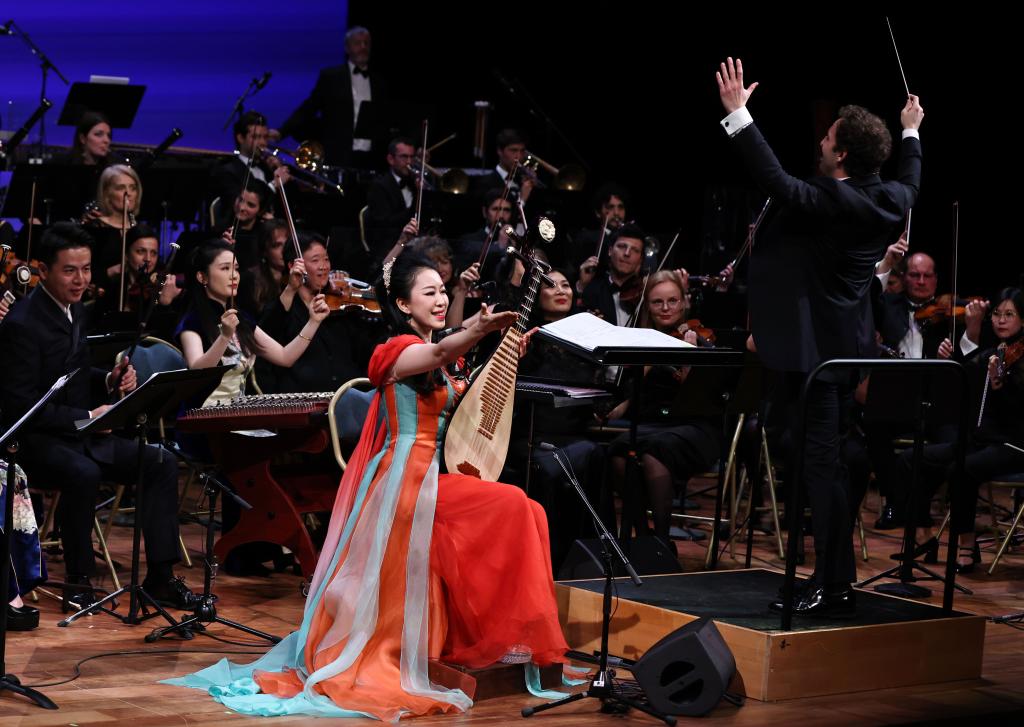 庆祝中法建交60周年暨中法文化旅游年开幕音乐会在巴黎举行