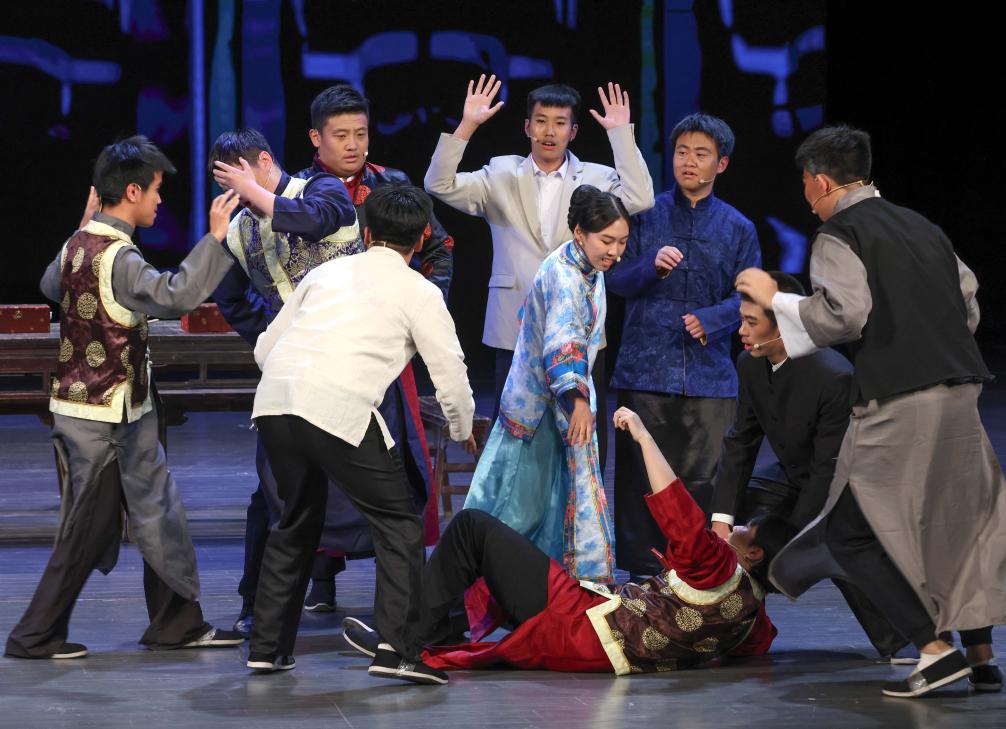 北京中学生演绎话剧《呐喊》